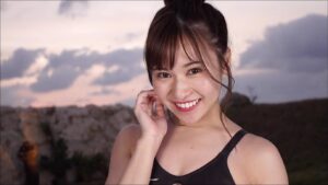 【グラドル】ミスFLASHの改造競泳水着を階段下から見上げる😍綺麗な夕焼けとお尻