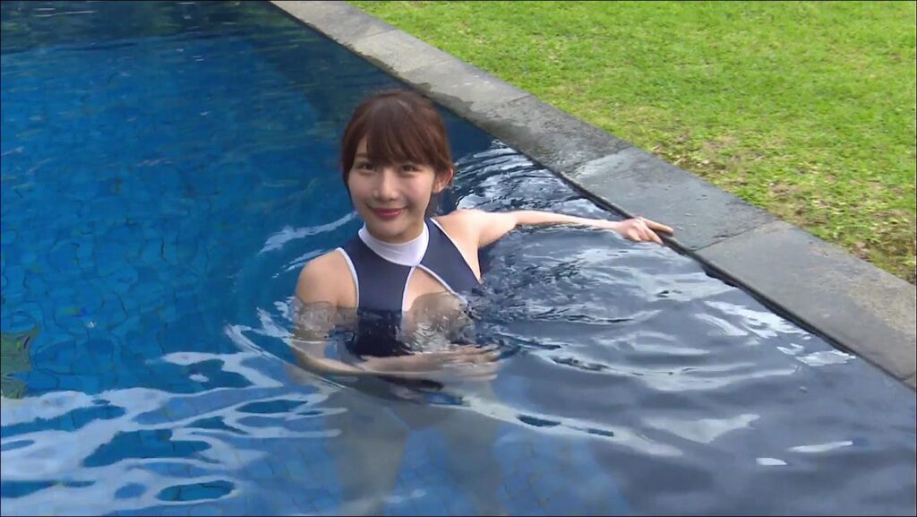 【グラドル】キケンな薄地水着で大開脚を見せつけてくる美人保母さん😍水中カメラ×Tバック【琴井ありさ】 – フェチなカット
