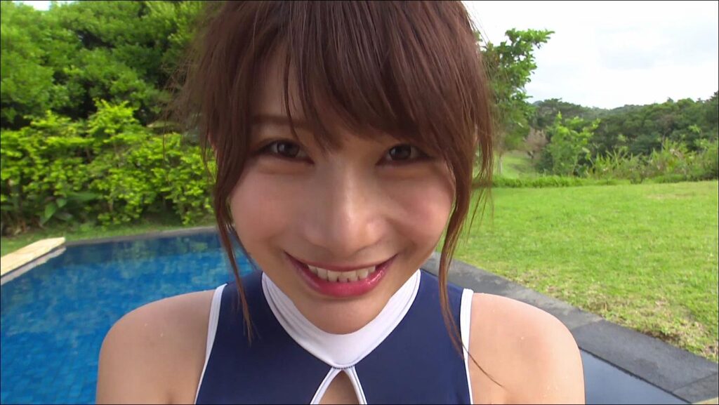 【グラドル】キケンな薄地水着で大開脚を見せつけてくる美人保母さん😍水中カメラ×Tバック【琴井ありさ】 – 妖艶カット3