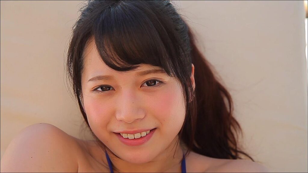 【グラドル】大開脚でキワドいトコまで揉み込まれる反応が可愛いデビュー作&#x1f60d;Y字バランス×接写【桜りん】 – 平和なカット2