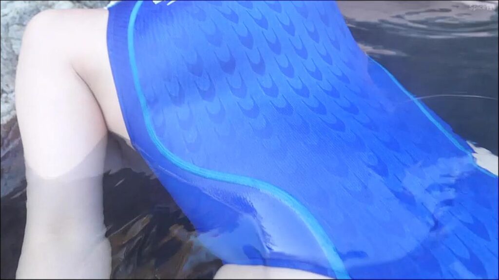 【グラドル】ハイレグ競泳水着を着たまま温泉に浸かる美女をローアングル接写😍水中カメラ×ピタピタ【京本有加】