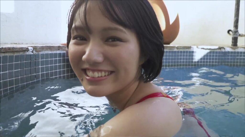 【グラドル】青春を思い出す甘酸っぱいピタピタ競泳水着グラビア😍プール×美脚【グラビアアイドル】 – 攻めてるカット