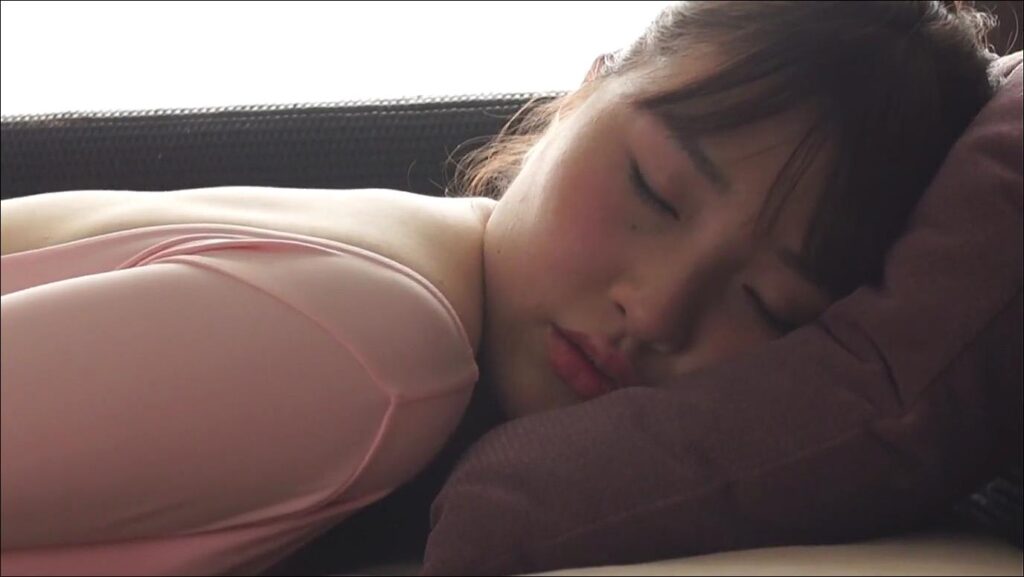 【グラドル】柔軟体操中の透けレオタードを下から接写されてしまう新人アイドル&#x1f60d;Y字バランス×爆乳【原つむぎ】 – 平和なカット2