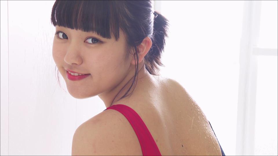 【グラドル】ピッタピタのハイレグ競泳水着でシャワーを浴びる美少女が尊い😍薄地×スレンダー【香月杏珠】 – エロいカット