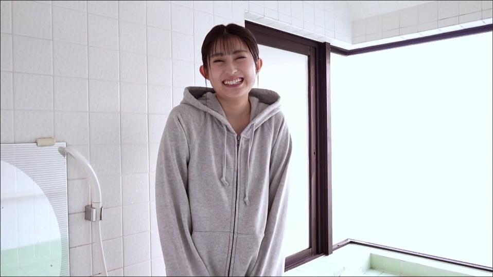 【グラドル】魔改造競泳水着のハイレグをグイグイ絞り上げて接写される美少女😍半ケツ×蹲踞【雛森つぐみ】 – フェチなカット