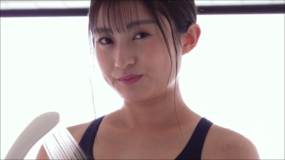 【グラドル】魔改造競泳水着のハイレグをグイグイ絞り上げて接写される美少女😍半ケツ×蹲踞【雛森つぐみ】 – 平和なカット