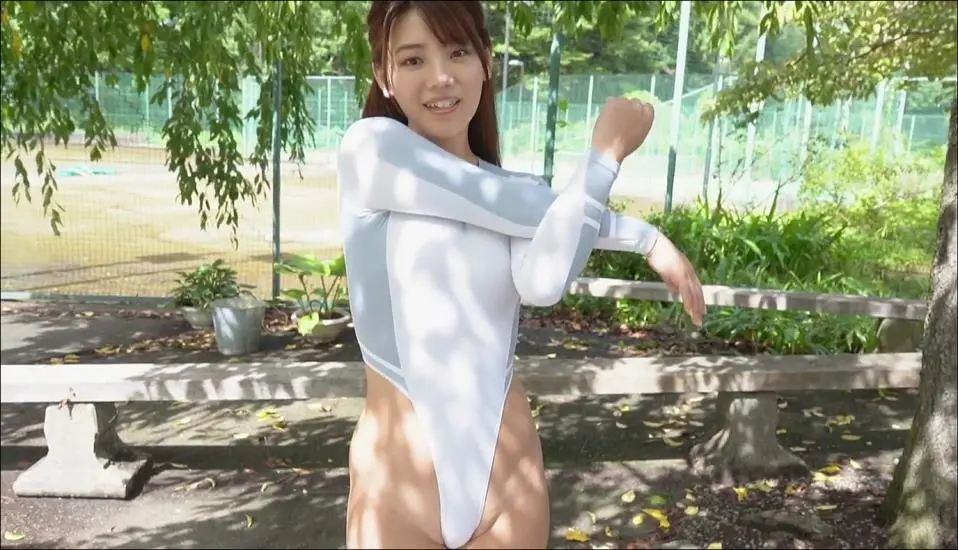 【グラドル】木陰でハイレグストレッチする美女のムチムチにズームイン????尻フェチ×バランスボール【大川成美】