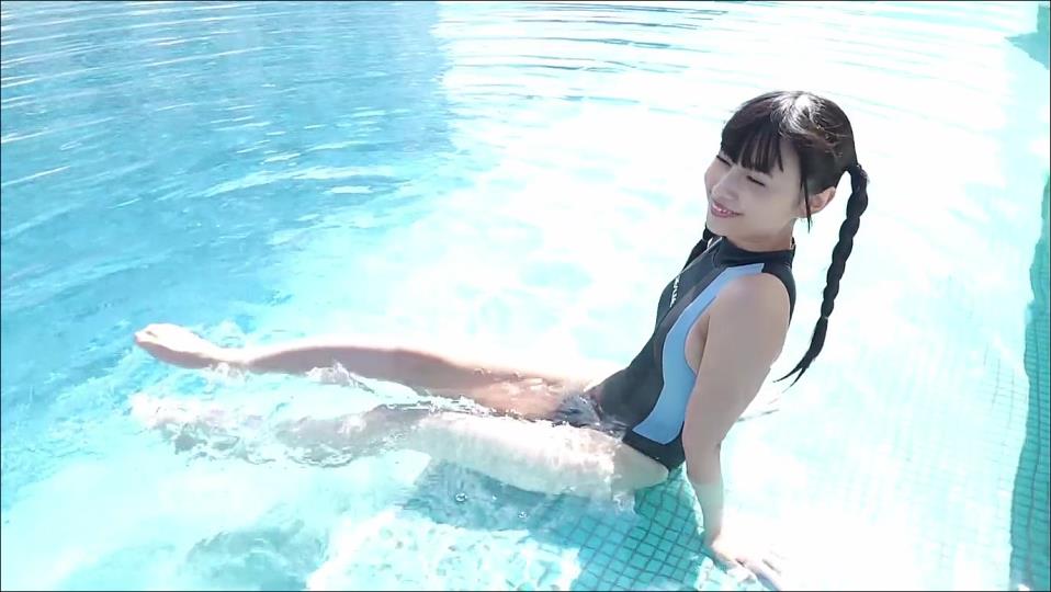 【グラドル】美少女演歌歌手がハイレグ競泳水着で魅せる尻フェチ😍ローアングル×脇乳【望月琉叶】 – ありがたいカット2