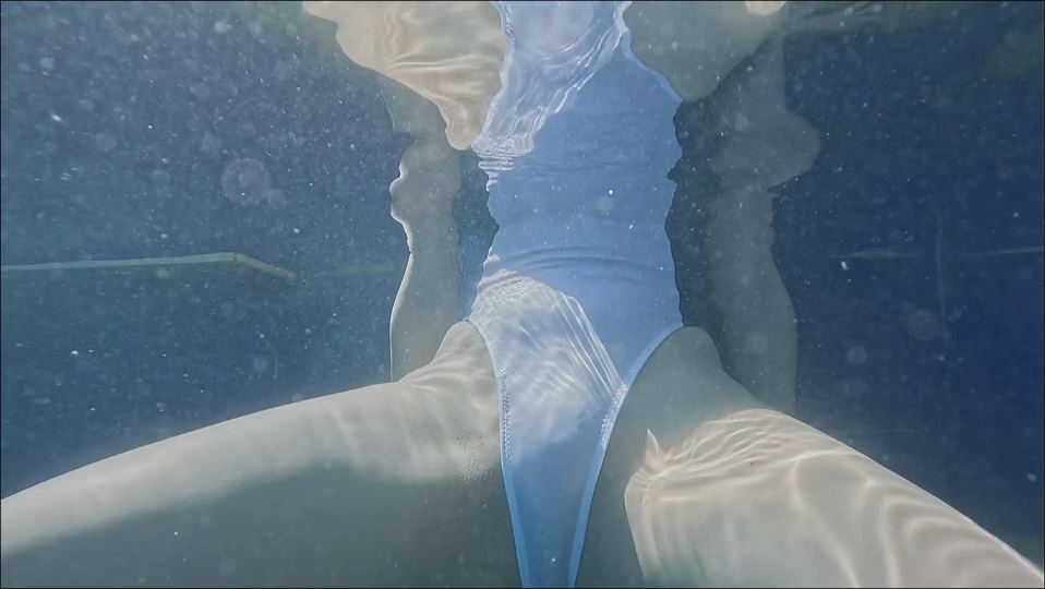 【グラドル】人気アイドルグループの水色担当の濡れたハイレグ競泳水着😍じっくり鑑賞×水中カメラ【グラビアアイドル】 – エロいカット