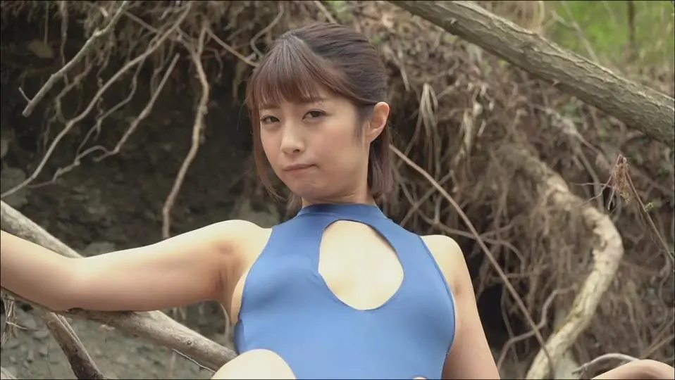 【フェチ画像】川原で薄ハイレグをじっくりローアングル撮影される美女😍透け×接写【古川真奈美】 – エッチなカット