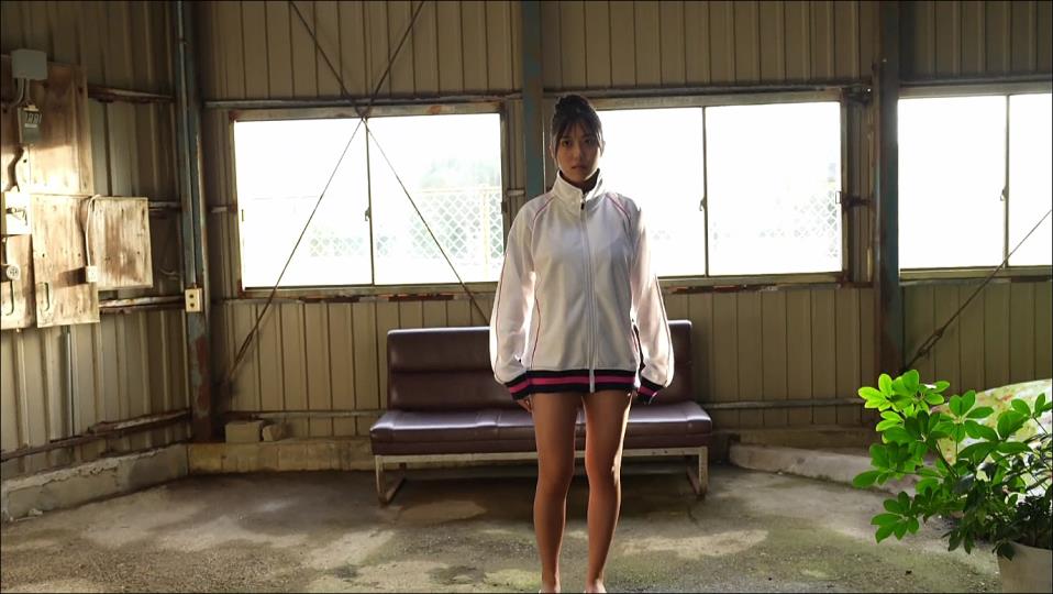 【フェチ画像】ジャージを脱いだアイドルのスク水からハミ出た横乳が凄い😍ピタピタ×巨乳【新井萌花】 – フェチなカット