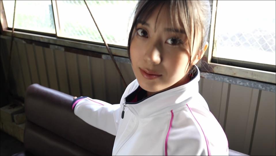 【フェチ画像】ジャージを脱いだアイドルのスク水からハミ出た横乳が凄い😍ピタピタ×巨乳【新井萌花】 – そそるカット