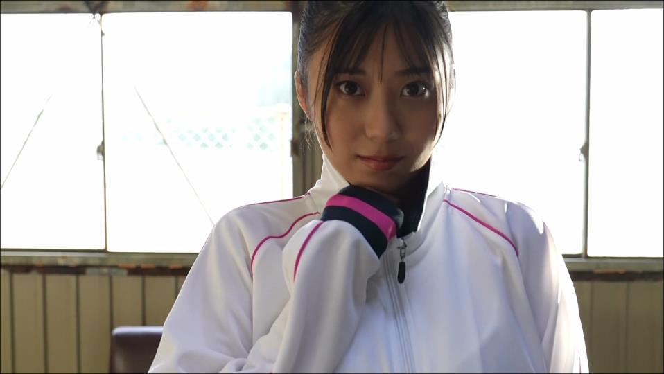 【フェチ画像】ジャージを脱いだアイドルのスク水からハミ出た横乳が凄い😍ピタピタ×巨乳【新井萌花】 – キワドいカット