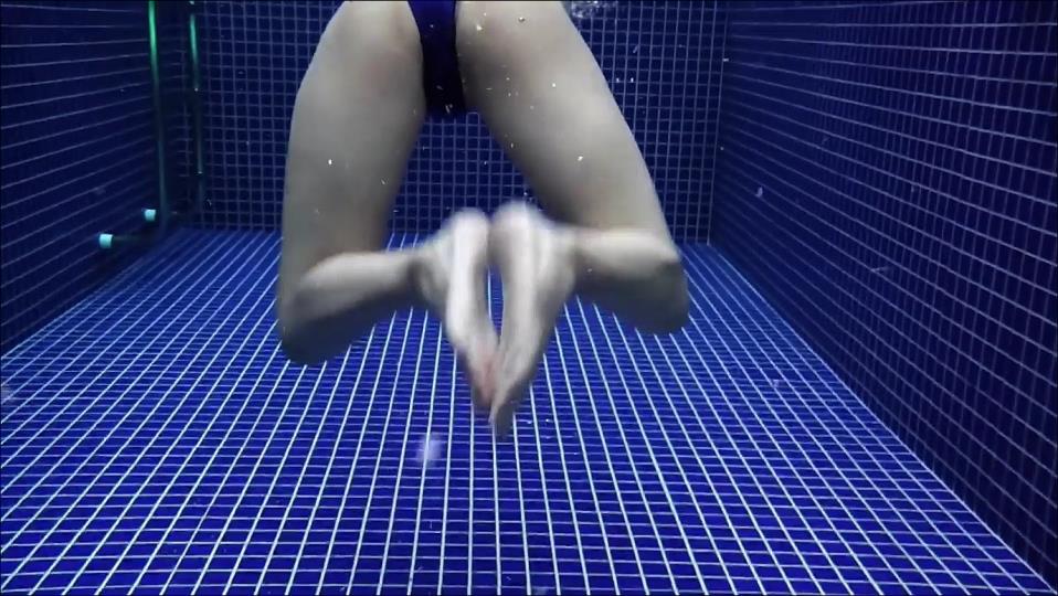 【フェチ画像】Fカップのふくらみが眩しいアイドルのピタピタ競泳水着😍水中カメラ×ハイレグ【蒼山みこと】 – そそるカット