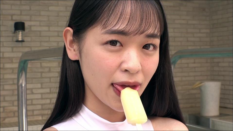 【フェチ画像】濡れた透明ハイレグで柔軟体操する新人グラドルに接写😍舐め×水中カメラ【磯部優花】 – フェチなカット2