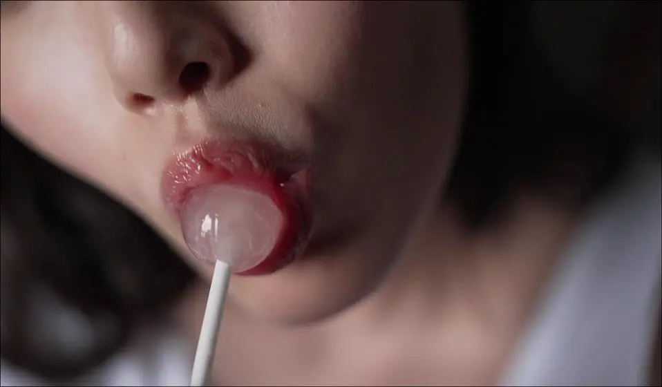 【フェチ画像】クール美女が白レオタードのハイレグをグイグイ😍M字開脚×舐め×テカテカ【村雨芙美】 – ヌけるカット2