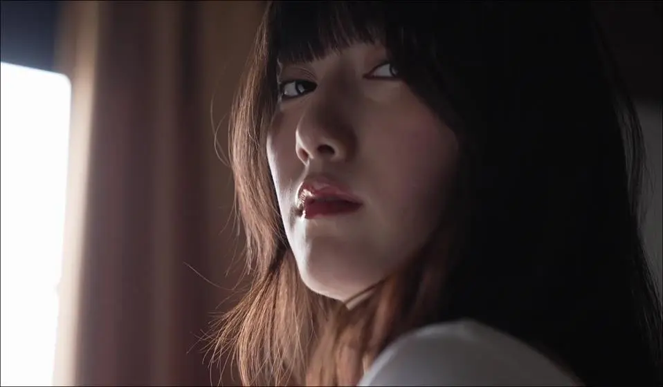 【フェチ画像】クール美女が白レオタードのハイレグをグイグイ😍M字開脚×舐め×テカテカ【村雨芙美】 – 頑張ってるカット