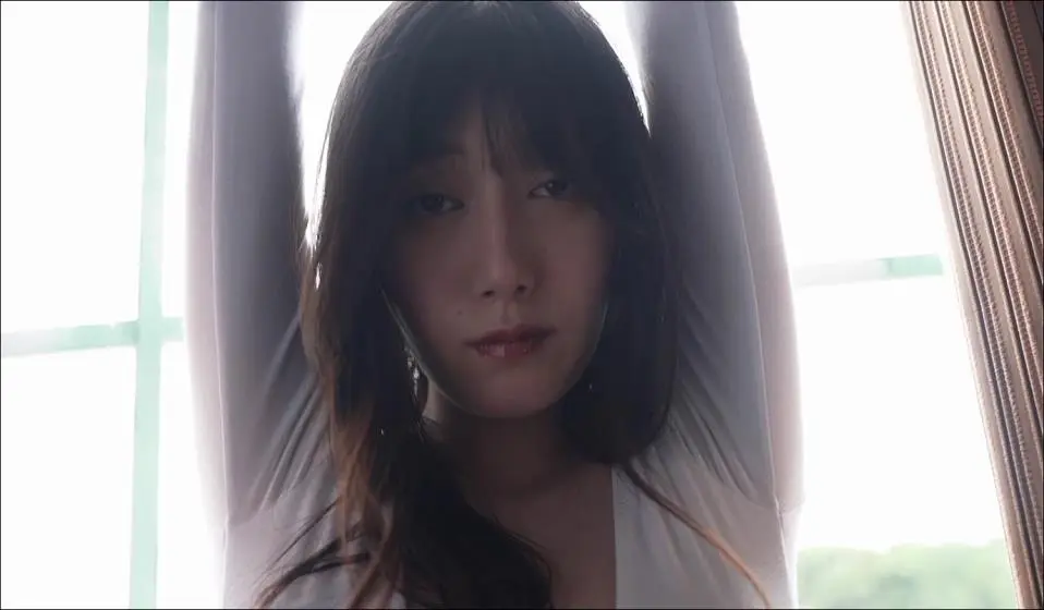 【フェチ画像】クール美女が白レオタードのハイレグをグイグイ😍M字開脚×舐め×テカテカ【村雨芙美】 – 平和なカット