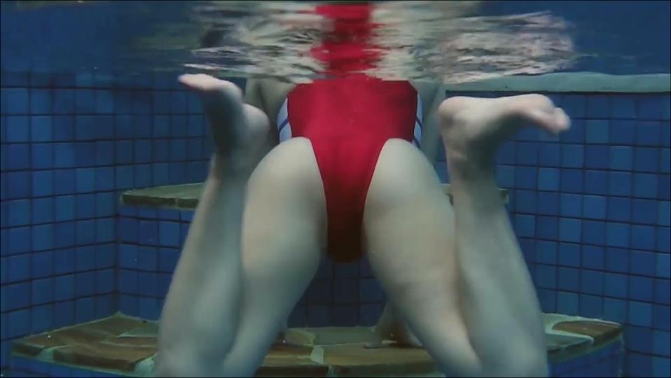 【フェチ画像】うっすら透ける改造競泳水着で泳ぐ美女の股間をしつこく接写😍ローアングル×水中カメラ【国友愛佳】 – お気に入りカット