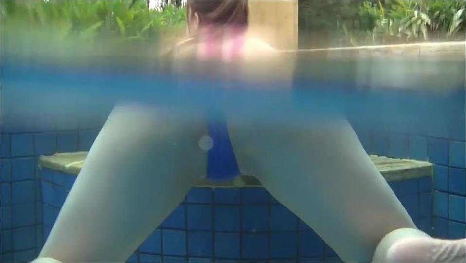 【フェチ画像】爆乳アイドルの改造ハイレグを下から鬼接写😍水中カメラ×大開脚【愛場れいら】 – お気に入りカット