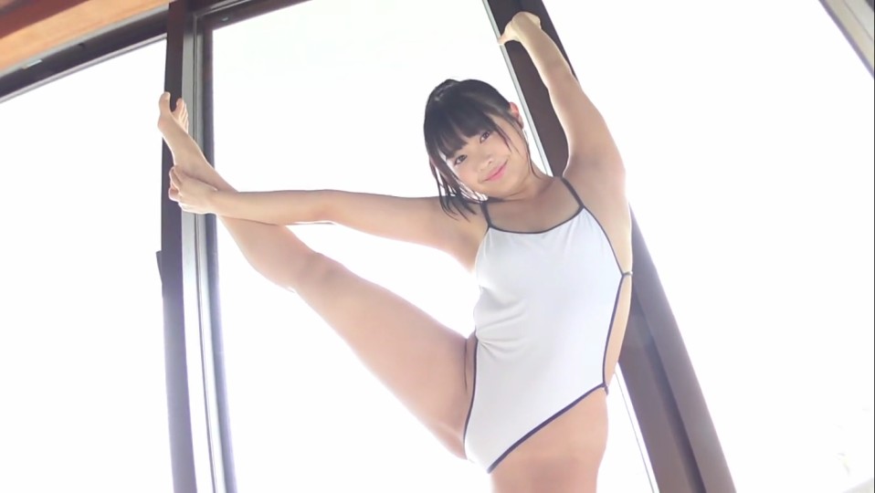 【フェチ画像】朝ドラ女優みたいな清純美少女が薄スク水でY字バランス😍水中カメラ×尻フェチ【西本ヒカル】 – 積極的なカット2