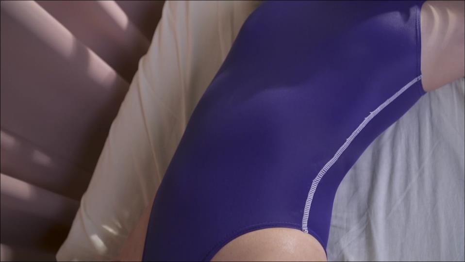 【フェチ画像】下半身中心にオイルマッサージされてしまうフレッシュアイドル😍薄競泳水着×ハイレグ【みのん】 – 癒やされるカット2