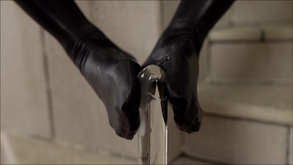 【フェチ画像】魔改造ハイレグをプールの角にズリズリさせる😍舐め×ローアングル接写【こばたま】 – 萌えカット2