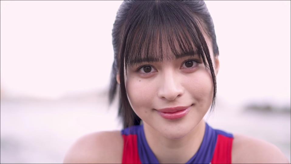 【フェチ画像】極小ハイレグ競泳水着を着て海辺で開脚させられる女子大生グラドル😍接写×尻フェチ【東村らむ】 – 癒やされるカット