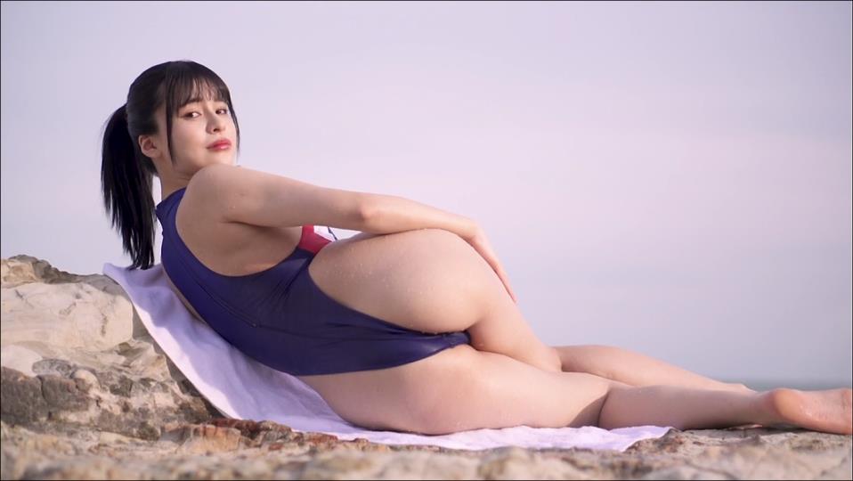 【フェチ画像】極小ハイレグ競泳水着を着て海辺で開脚させられる女子大生グラドル😍接写×尻フェチ【東村らむ】 – ヌけるカット