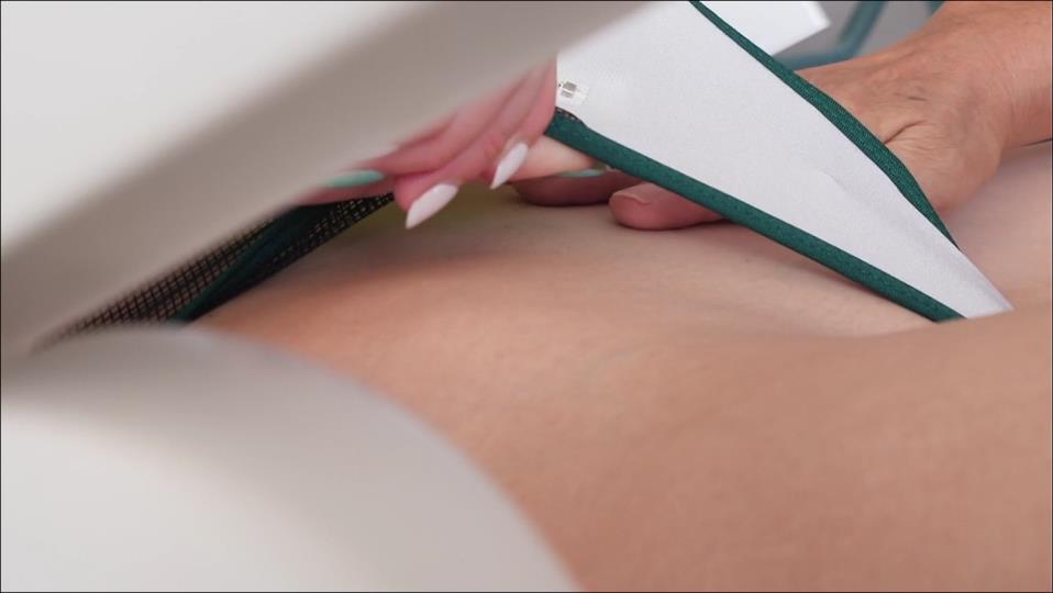 【フェチ画像】クール系美女がガニ股で股間を擦り付ける掃除法😍開脚マッサージ×クイクイ【累累】 – セクシーなカット2