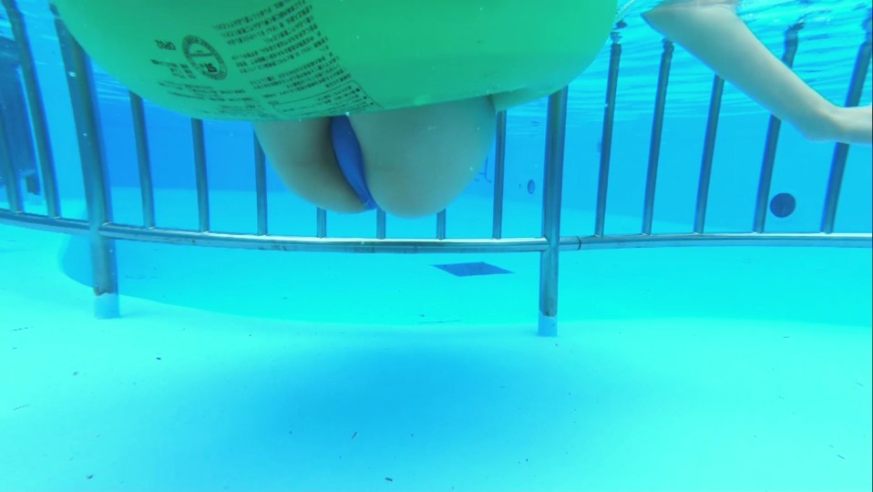 【フェチ画像】ピタピタのウスウス競泳水着のハイレグをスリスリする美少女😍水中カメラ×デビュー作【高坂琴水】 – グッとくるカット