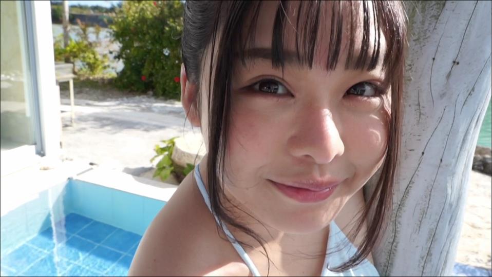 【フェチ画像】童顔爆乳グラドルの改造競泳水着姿を前から後ろからローアングル接写😍ムニムニ×手ブラ【永瀬永茉】 – 積極的なカット