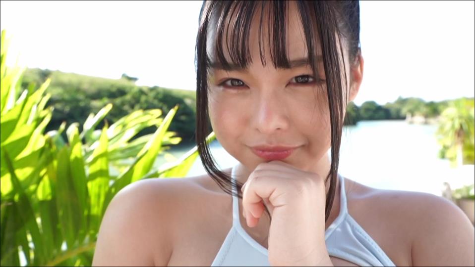 【フェチ画像】童顔爆乳グラドルの改造競泳水着姿を前から後ろからローアングル接写😍ムニムニ×手ブラ【永瀬永茉】 – お宝カット