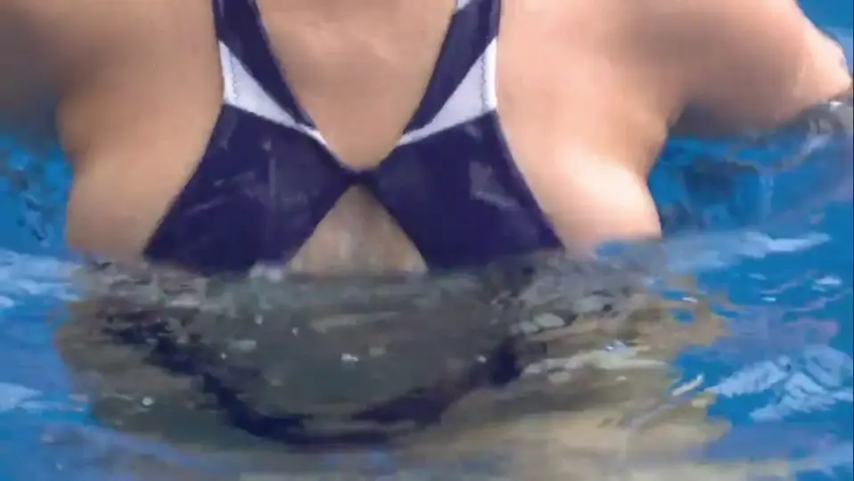 【フェチ画像】魔改造ハイレグ水着で泳ぐ美女の開脚を水中カメラでエグい接写😍ローアングル×クイクイ【南里】 – フェチなカット