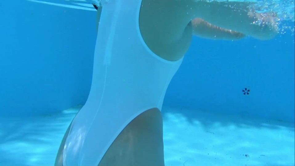 【フェチ画像】薄手の白競泳水着で泳ぐ美少女グラドルのハイレグに水中接写😍透け×ローアングル【朝倉恵梨奈】 – キワドいカット