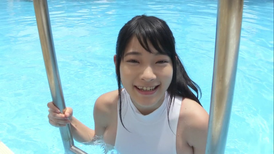 【フェチ画像】薄手の白競泳水着で泳ぐ美少女グラドルのハイレグに水中接写😍透け×ローアングル【朝倉恵梨奈】 – フェチなカット