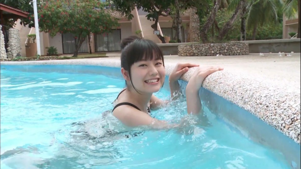 【フェチ画像】美少女女優の極薄競泳水着がピタピタでスリスリ😍水中カメラ×尻フェチ【冨手麻妙】 – 可愛いカット