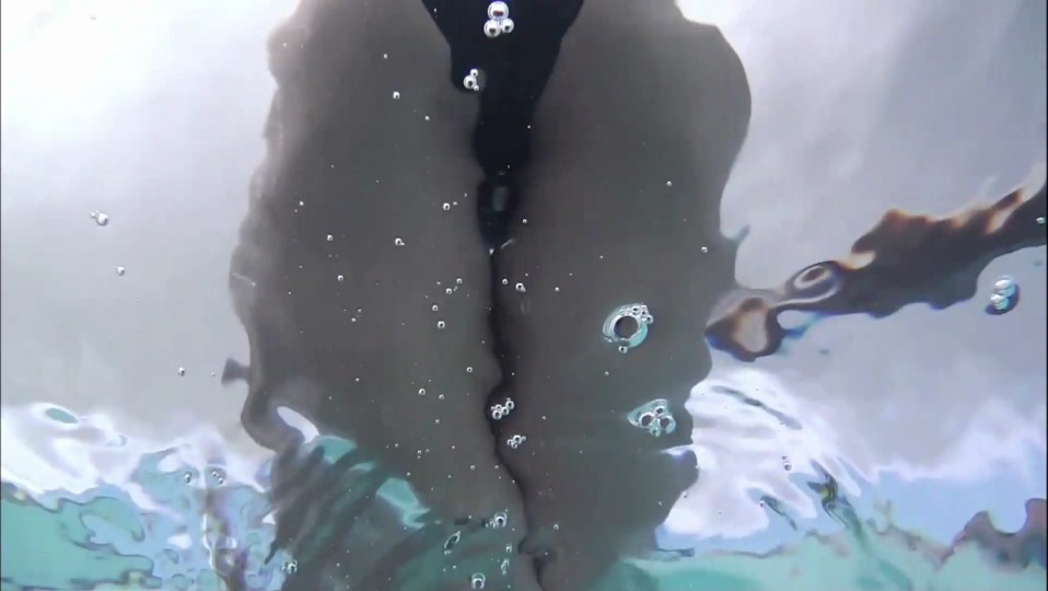 【フェチ画像】美少女女優の極薄競泳水着がピタピタでスリスリ😍水中カメラ×尻フェチ【冨手麻妙】 – 癒やされるカット