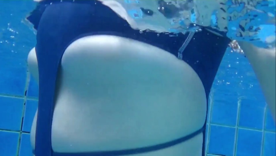 【フェチ画像】改造しすぎた変態ハイレグをエグい角度で超接写される先生😍開脚×水中カメラ【依東杏奈】 – 刺さるカット