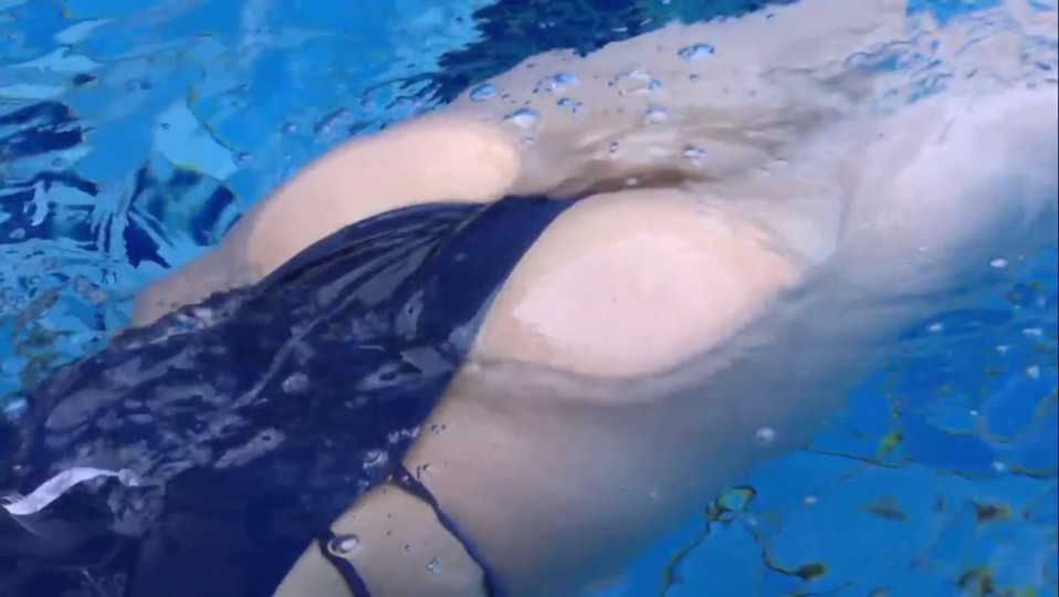 【フェチ画像】改造しすぎた変態ハイレグをエグい角度で超接写される先生😍開脚×水中カメラ【依東杏奈】 – グッとくるカット