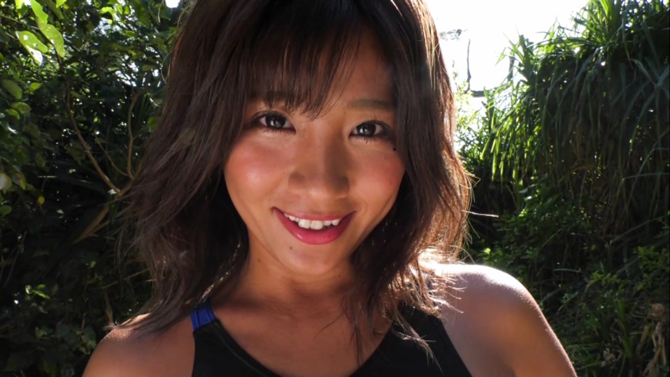 【フェチ画像】褐色美女のテカテカGカップに食い込む魔改造ハイレグ😍ローアングル×巨乳接写【葉月あや】 – セクシーなカット