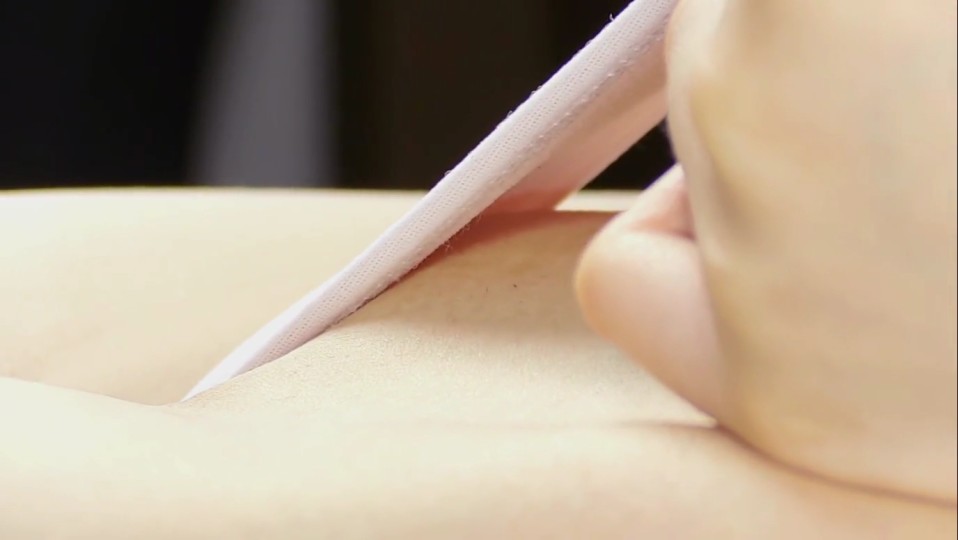 【フェチ画像】乗馬マシンでビショビショになる美女の白ハイレグにズームしてみた😍グイグイ×尻フェチ【前坂まなみ】 – ナイスなカット2