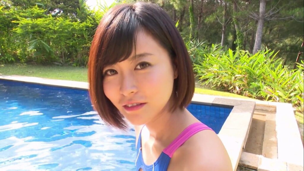 【フェチ画像】変態競泳水着のクイコミにローアングル接写されるショートカット美女😍水中カメラ&times;開脚【叶恵まそら】 &ndash; フェチなカット