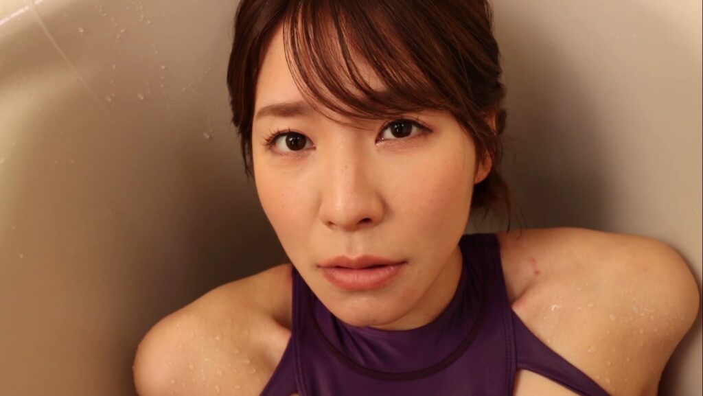 【フェチ画像】ピッタピタの競泳水着を着た爆乳美女がヌルヌルになって舐めまくる😍疑似&times;接写【夏来唯】 &ndash; そそるカット2