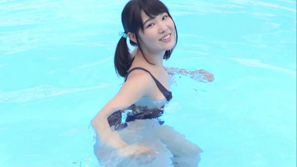 【フェチ画像】極薄スク水がピッタピタに貼りつく美少女の開脚にエグい接写😍Ｙ字バランス&times;水中カメラ【佐々野愛美】 &ndash; 可愛いカット