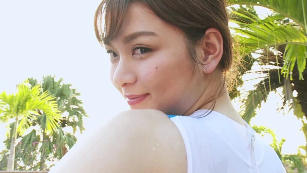 【フェチ画像】ローアングルでしつこく股間を狙われる美形グラドルの白競泳水着😍水中カメラ&times;尻フェチ【室沢美心】 &ndash; 攻めてるカット2