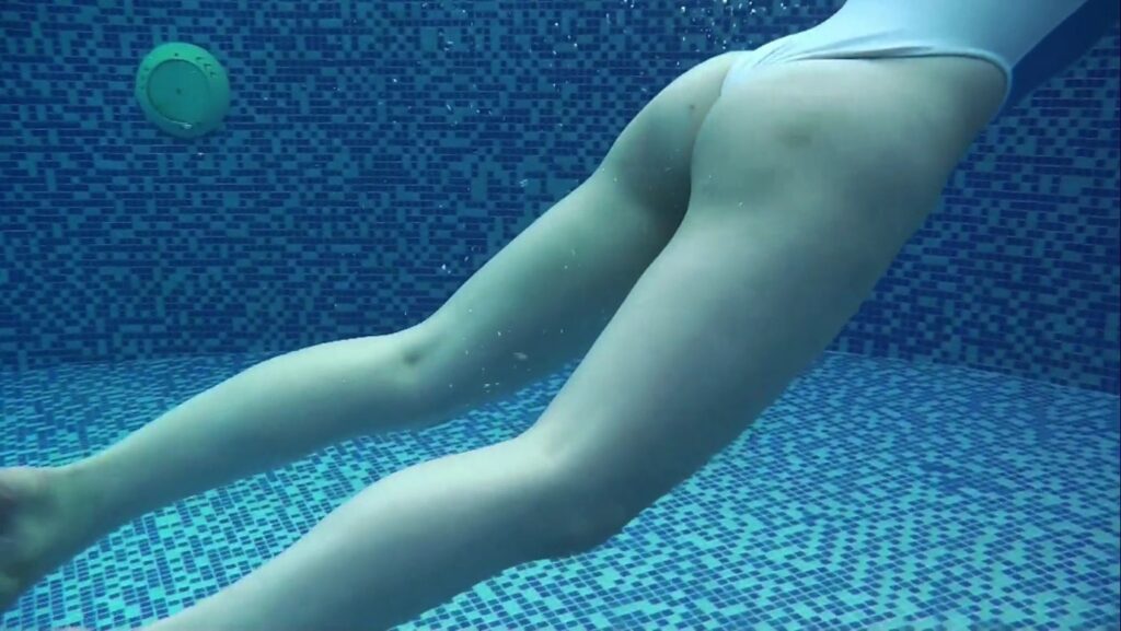 【フェチ画像】ローアングルでしつこく股間を狙われる美形グラドルの白競泳水着😍水中カメラ&times;尻フェチ【室沢美心】 &ndash; 平和なカット