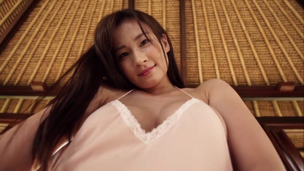 【フェチ画像】テロテロレオタード姿の高身長美女が全身にオイルを塗るだけで😍巨乳&times;ローアングル【清瀬汐希】 &ndash; セクシーなカット