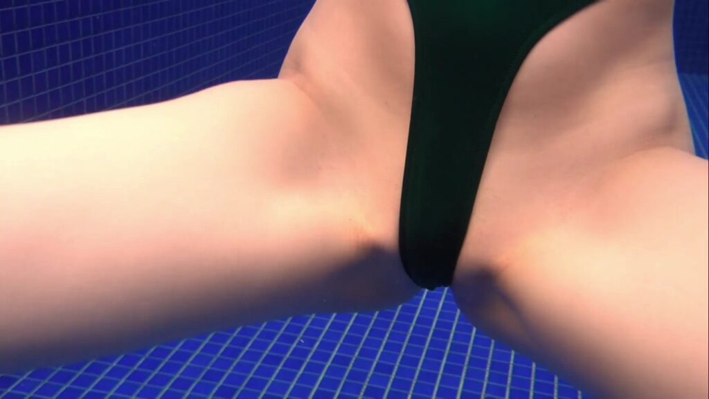 【フェチ画像】改造ハイレグ水着で開脚するアイドルにじっくり下から接写😍水中カメラ&times;巨乳【神代りか】 &ndash; 頑張ってるカット2