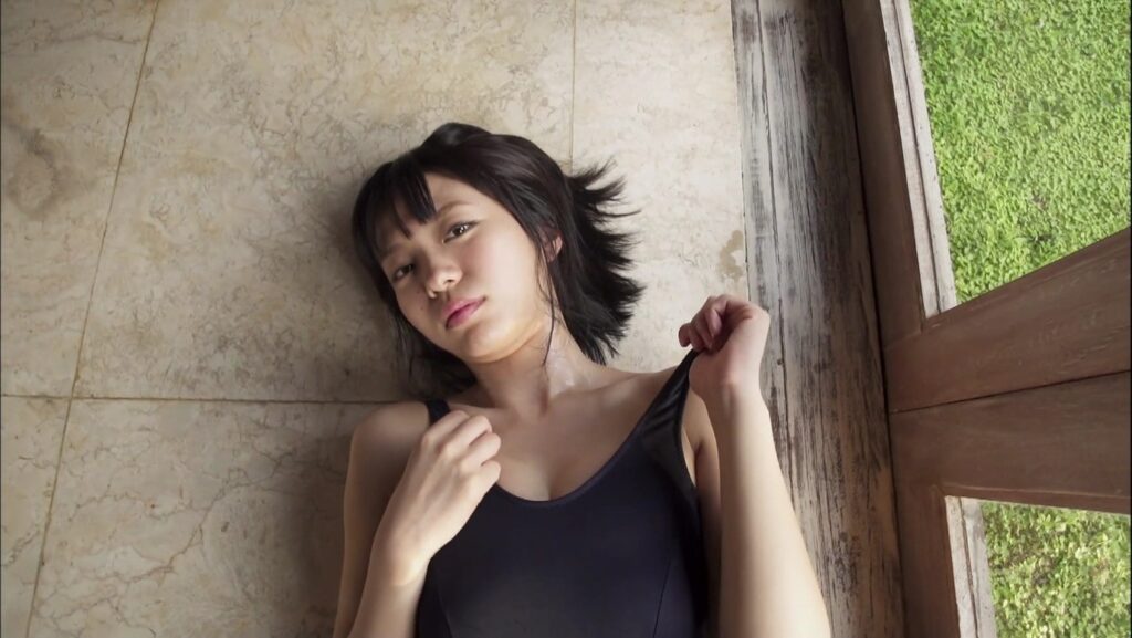 【フェチ画像】旧スク水が似合いすぎるアイドルを濡らして接写😍尻フェチ×ローアングル【朝倉ゆり】 – 攻めてるカット2